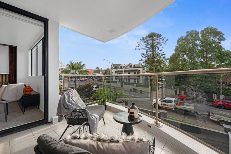 Photo of property in 1c/175 Hurstmere Road, Takapuna, Auckland, 0622