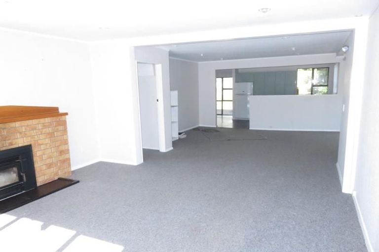 Photo of property in 15 Victory Crescent, Tawa, Wellington, 5028