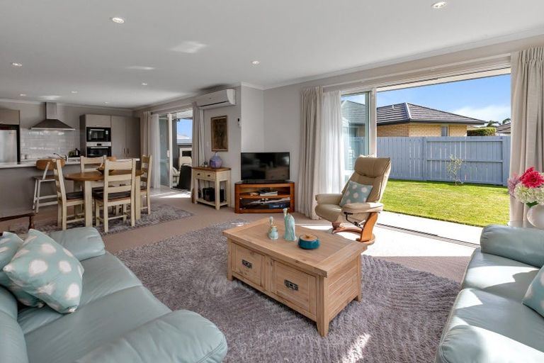 Photo of property in 6 Kamahi Place, One Tree Point, 0118