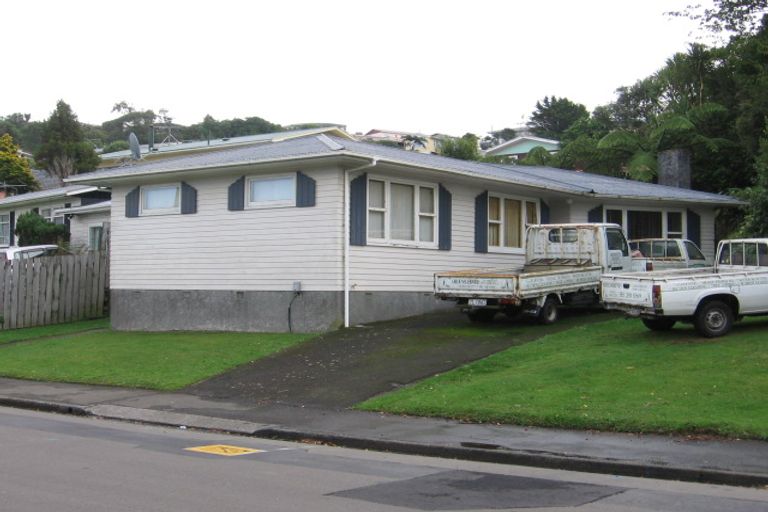 Photo of property in 28 Batchelor Street, Newlands, Wellington, 6037