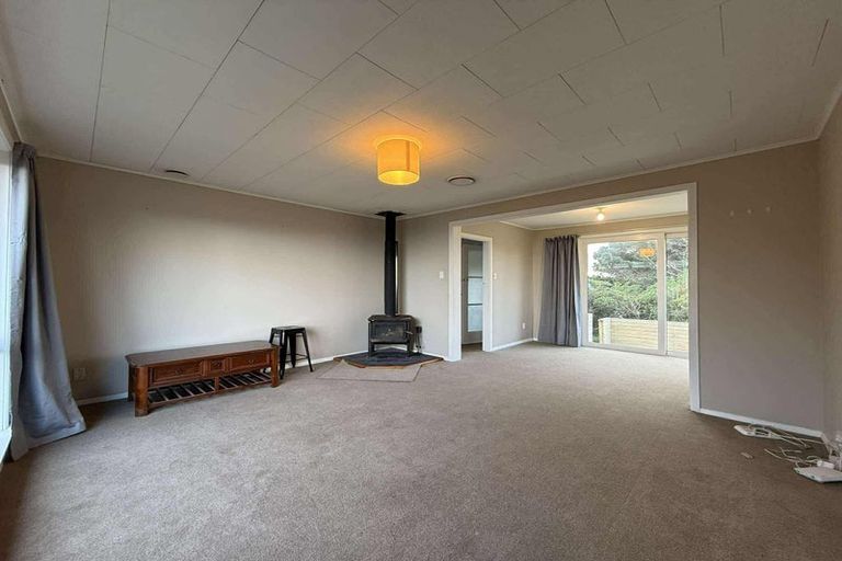 Photo of property in 52 Ruskin Road, Newlands, Wellington, 6037