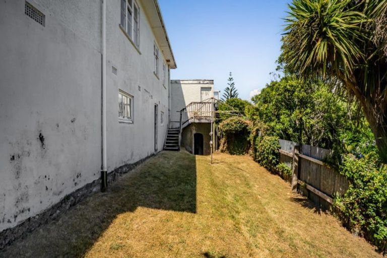 Photo of property in 32 Victoria Road, New Plymouth, 4310