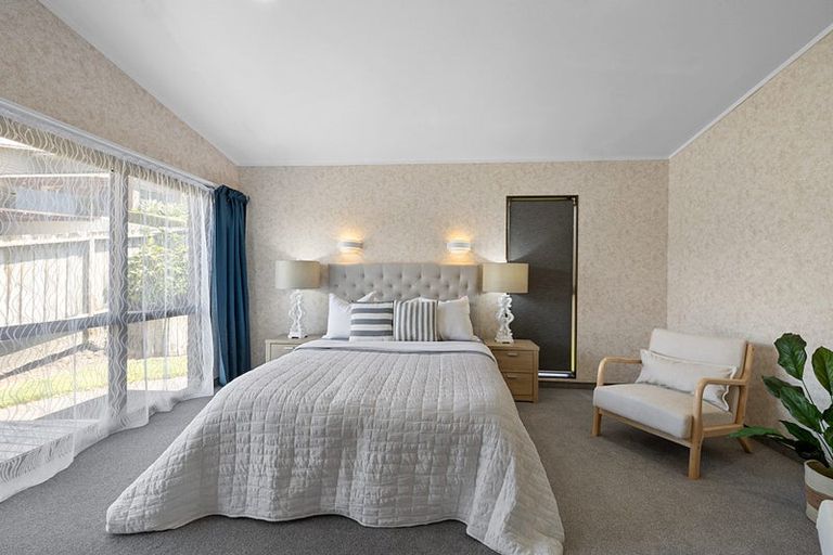 Photo of property in 8 Julian Place, Westown, New Plymouth, 4310