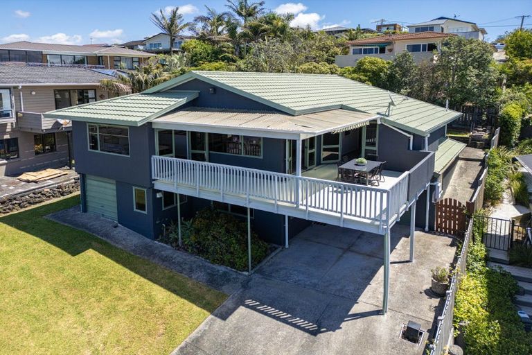 Photo of property in 11 William Bayes Place, Red Beach, 0932