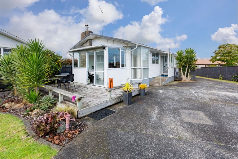 Photo of property in 19 Paterson Avenue, Pukekohe, 2120