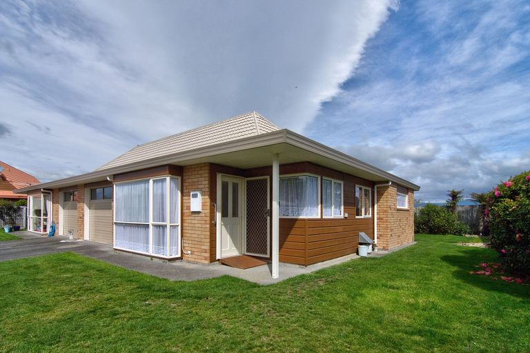 Photo of property in Holdsworth Villas, 4/2 William Donald Drive, Solway, Masterton, 5810
