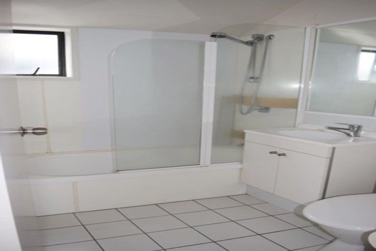 Photo of property in 10/10-26 John Jennings Drive, Oteha, Auckland, 0632