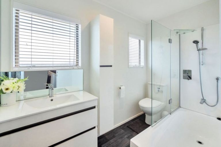 Photo of property in 2/30 Carlisle Road, Browns Bay, Auckland, 0630