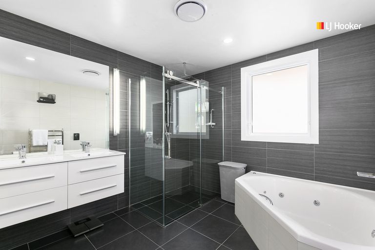 Photo of property in 132 Larnach Road, Waverley, Dunedin, 9013