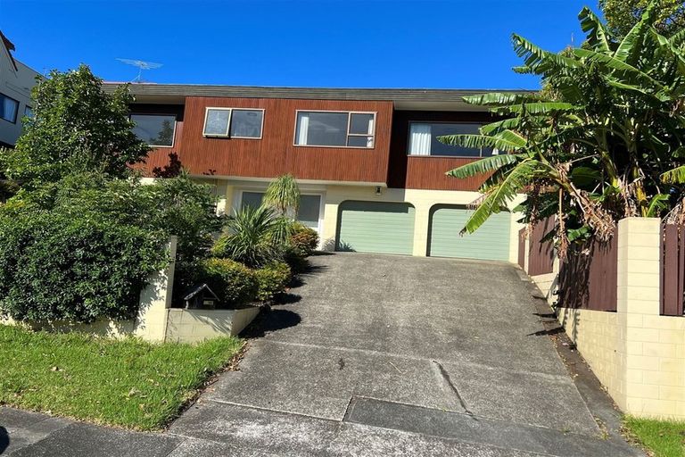 Photo of property in 1 Lynngate Place, Hillcrest, Auckland, 0627