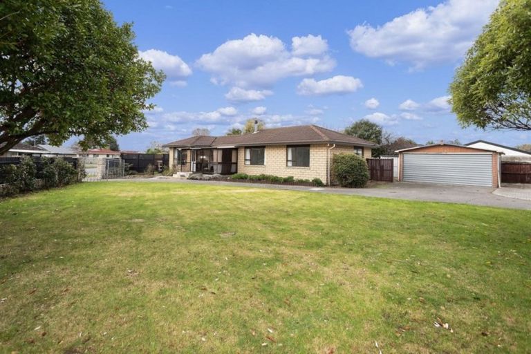 Photo of property in 32 Royal Park Drive, Parklands, Christchurch, 8083