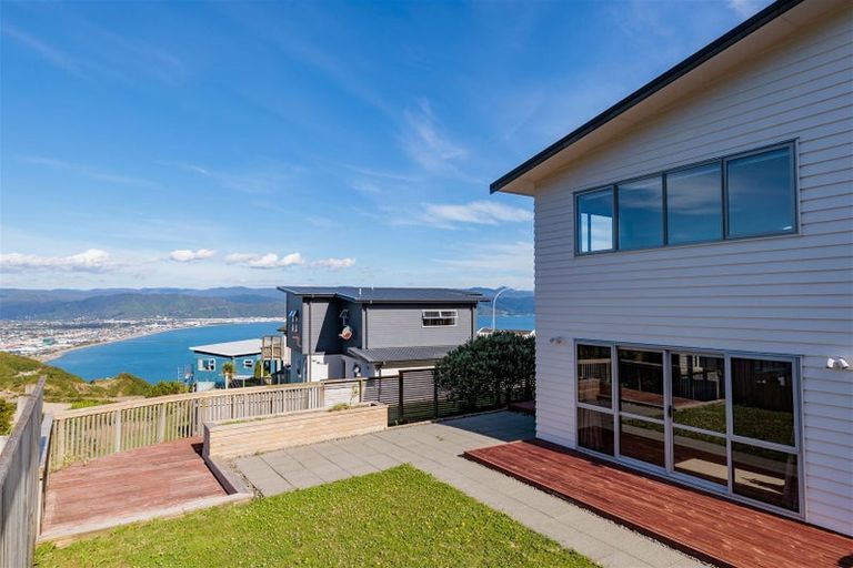 Photo of property in 27 Tamworth Crescent, Newlands, Wellington, 6037