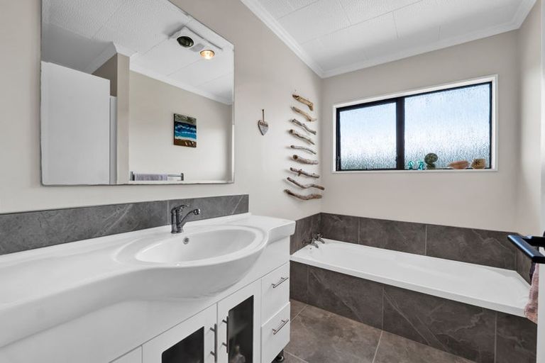 Photo of property in 28 Kowhai Street, Inglewood, 4330