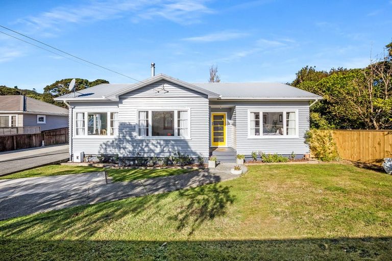 Photo of property in 27 Stanley Street, Wainuiomata, Lower Hutt, 5014