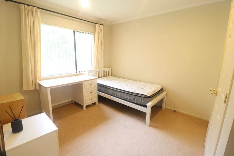 Photo of property in 16 Crimson Park, Oteha, Auckland, 0632