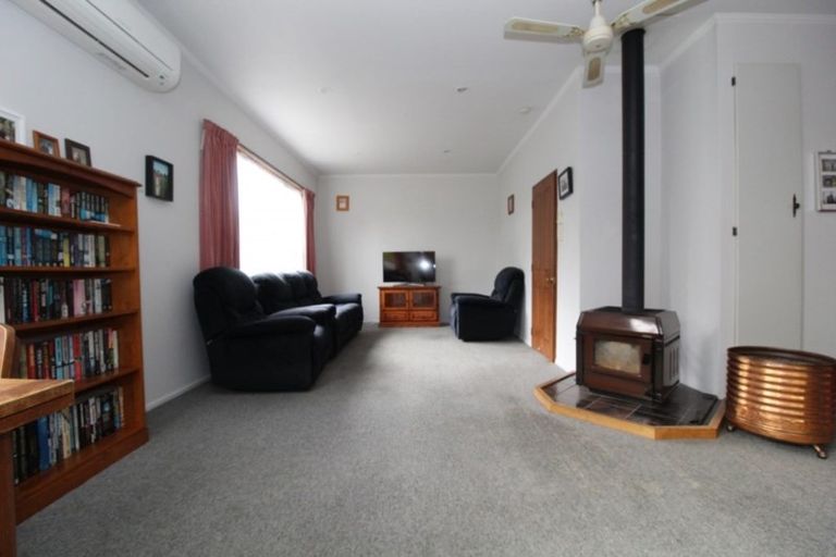 Photo of property in 90 Rhodes Street, Waimate, 7924