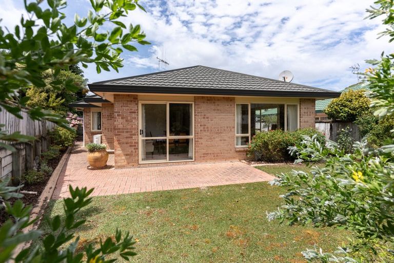 Photo of property in 1b Kereru Bend, Tawa, Wellington, 5028