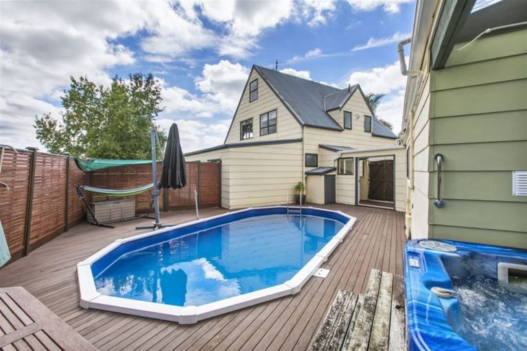 Photo of property in 158 Luckens Road, West Harbour, Auckland, 0618