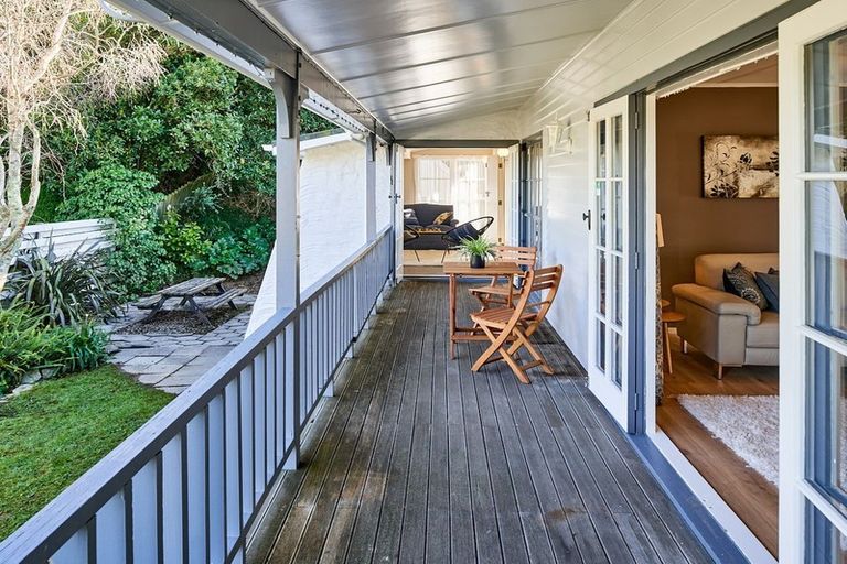 Photo of property in 61 Gloaming Hill, Titahi Bay, Porirua, 5022