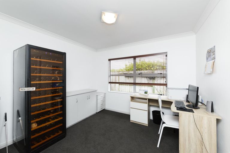 Photo of property in 6 Rodeo Drive, Kelvin Grove, Palmerston North, 4414