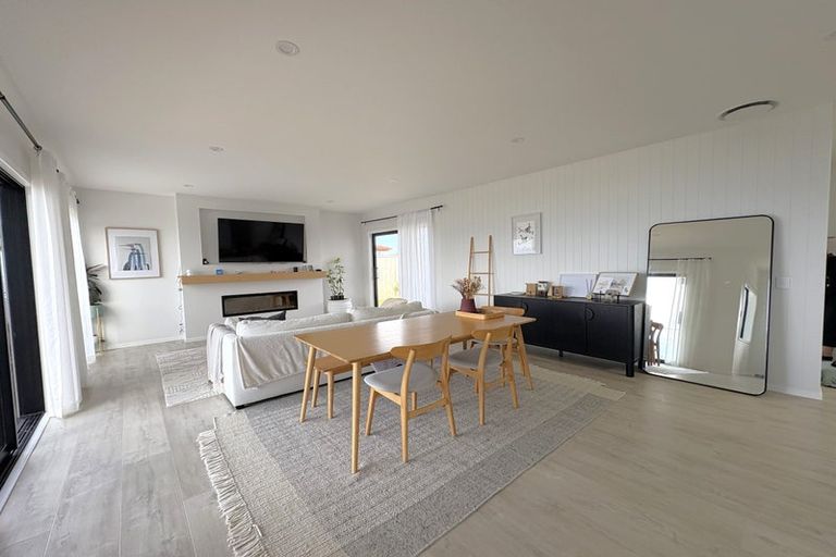 Photo of property in 37 Boeing Way, Newlands, Wellington, 6037