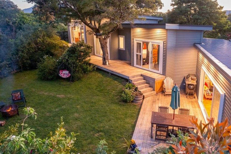 Photo of property in 35 Tennis Court Road, Raumati South, Paraparaumu, 5032