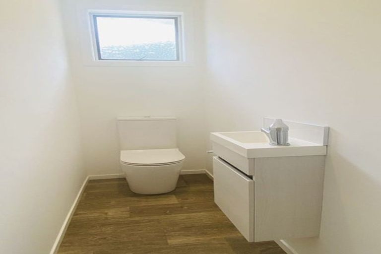 Photo of property in 31 Contessa Drive, Glenfield, Auckland, 0629