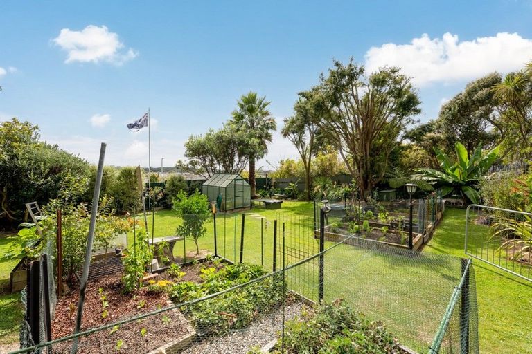 Photo of property in 10 Matenga Street, Waikanae, 5036