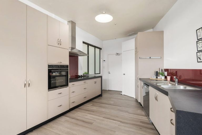 Photo of property in Endeavour Apartments, 18/125 Thorndon Quay, Pipitea, Wellington, 6011