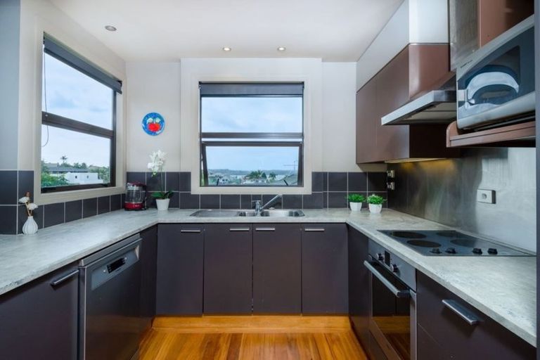 Photo of property in 135 Wiseley Road, West Harbour, Auckland, 0618