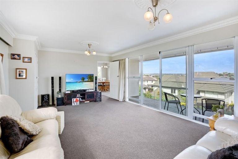 Photo of property in 9 Longbill Place, Glendene, Auckland, 0602