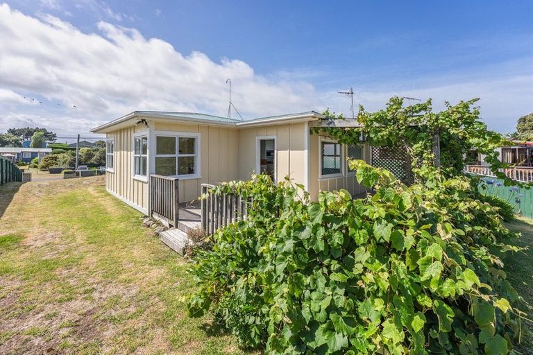 Photo of property in 28 Drake Street, Waikawa Beach, Levin, 5573