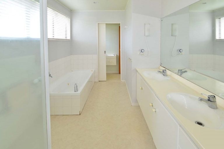 Photo of property in 2/81 Knights Road, Rothesay Bay, Auckland, 0630