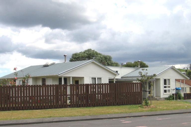 Photo of property in 40 Brougham Place, West Harbour, Auckland, 0618