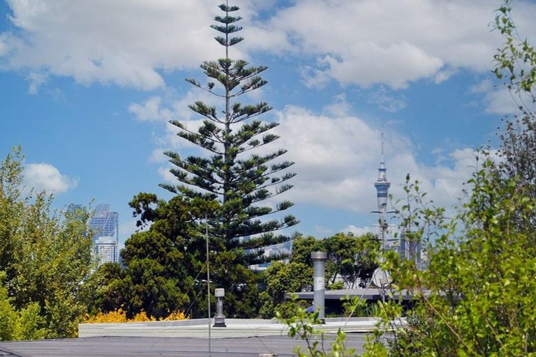 Photo of property in 1/8 Tui Glen Road, Birkenhead, Auckland, 0626