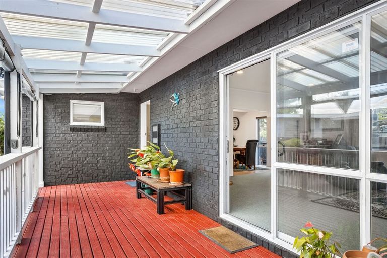 Photo of property in 42 Yeovil Road, Te Atatu Peninsula, Auckland, 0610