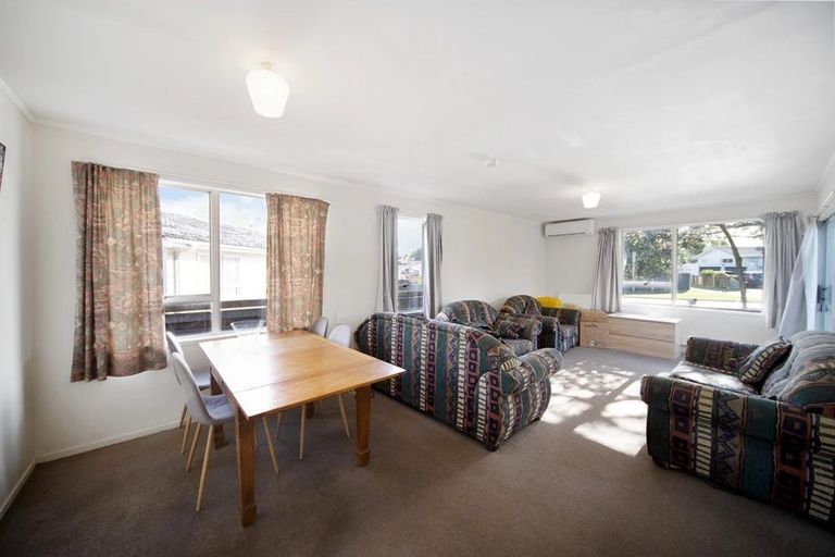 Photo of property in 28 Hinton Place, Weymouth, Auckland, 2103