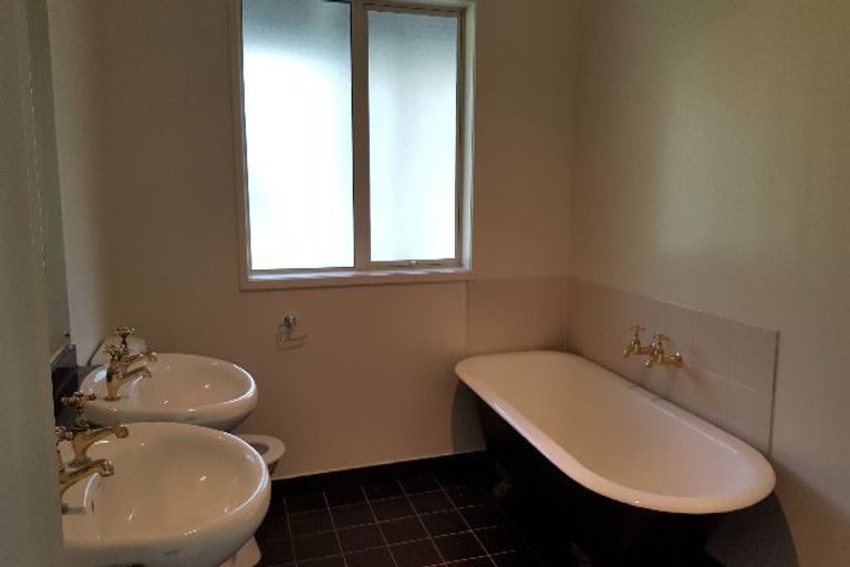 Photo of property in 400 Waitakere Road, Taupaki, Henderson, 0782