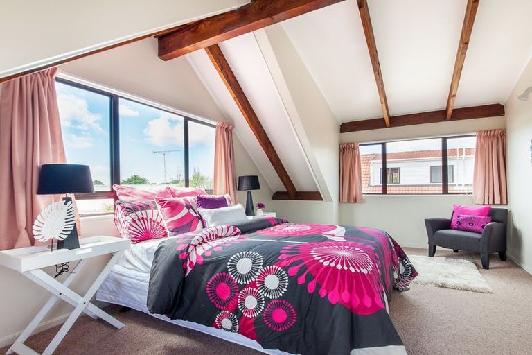 Photo of property in 77a Manhattan Heights, Glendene, Auckland, 0602