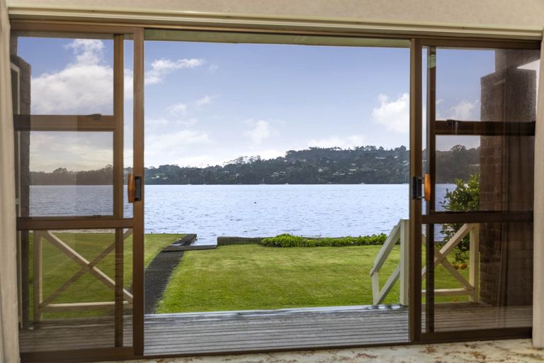 Photo of property in 64 The Terrace, Herald Island, Auckland, 0618