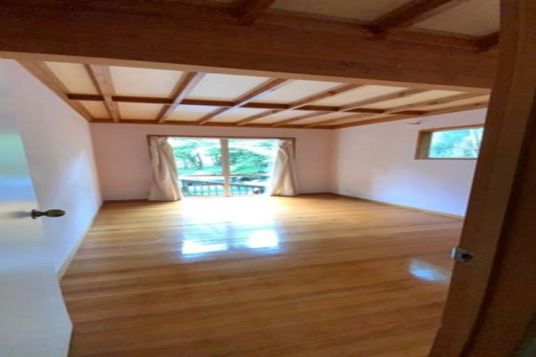 Photo of property in 62 Mountain Road, Henderson Valley, Auckland, 0612