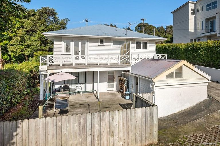 Photo of property in 219 Wairau Road, Totara Vale, Auckland, 0627