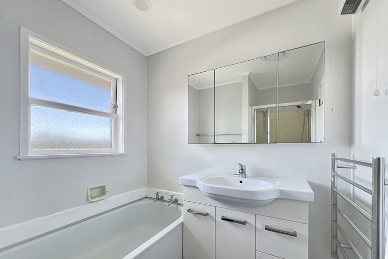 Photo of property in 1/111 Shakespeare Road, Milford, Auckland, 0620
