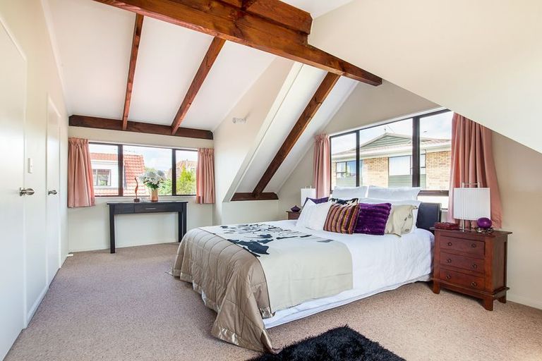 Photo of property in 77a Manhattan Heights, Glendene, Auckland, 0602