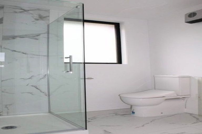 Photo of property in 1/83 Vodanovich Road, Te Atatu South, Auckland, 0610