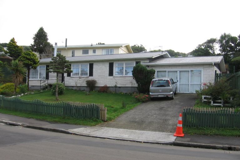 Photo of property in 30 Batchelor Street, Newlands, Wellington, 6037