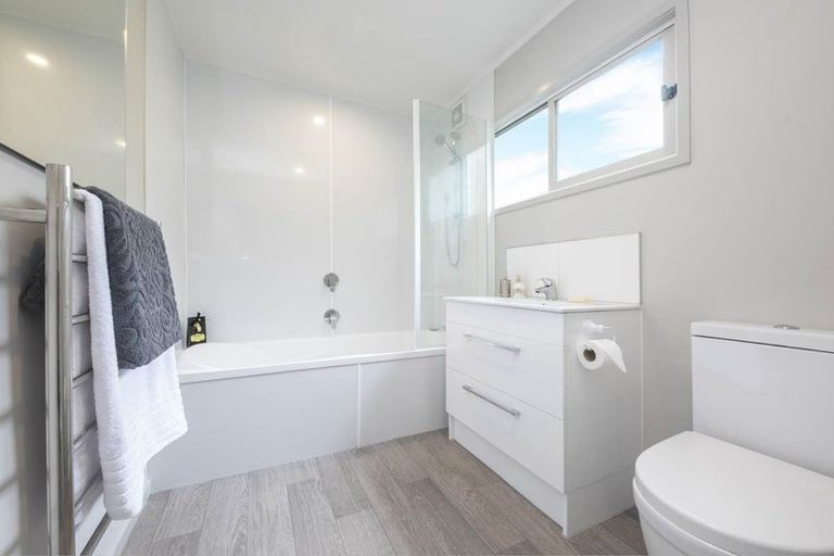 Photo of property in 35 Kemp Road, Massey, Auckland, 0614