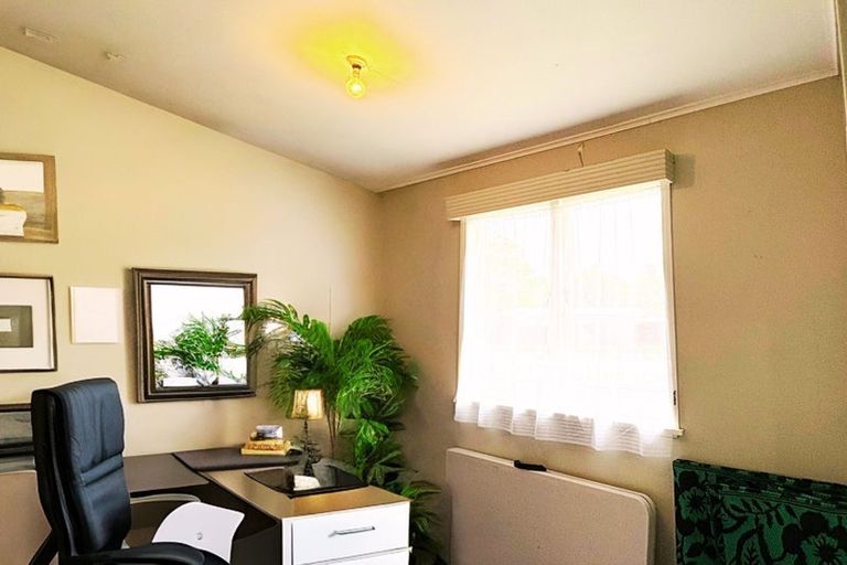 Photo of property in 12a Waiari Road, Conifer Grove, Takanini, 2112