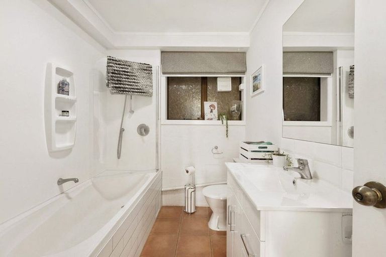 Photo of property in 2/238 The Esplanade, Island Bay, Wellington, 6023