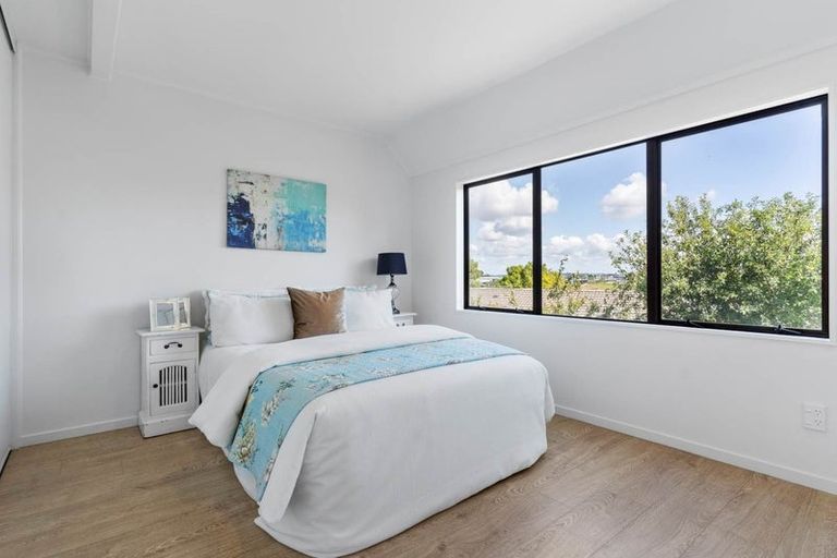 Photo of property in 2/7 Altair Place, Windsor Park, Auckland, 0632